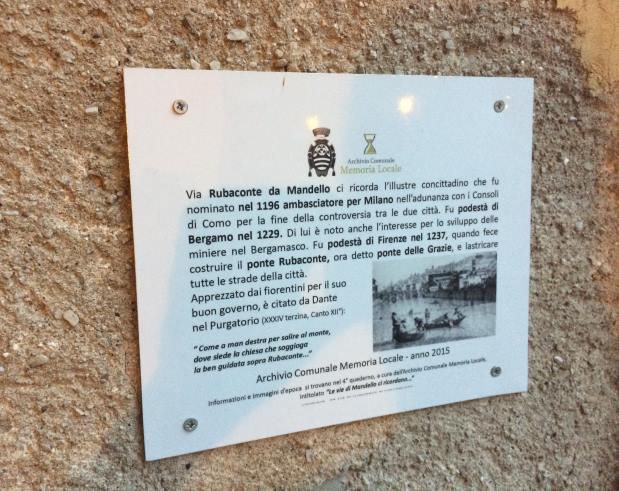 La targa posizionata dall'Archivio Comunale, memoria locale di Mandello, il Via Rubaconte